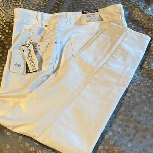 NWT White comfort stretch skinny jeans.